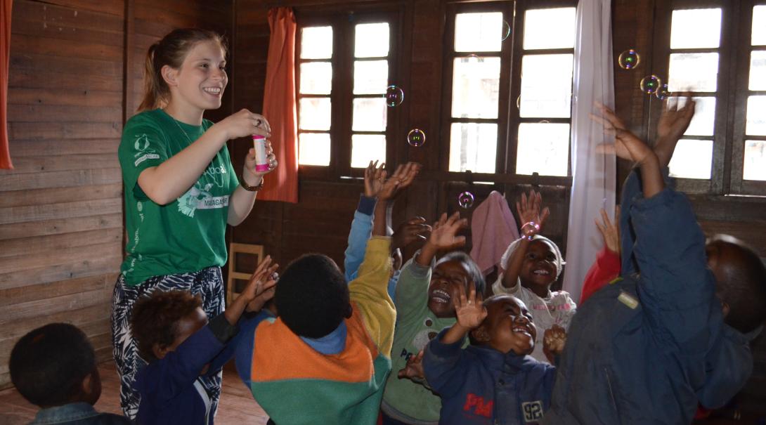 Enseña inglés en el extranjero como voluntario, aprende nuevas habilidades y vive una experiencia que cambiará tu vida. Con un voluntariado de educación puedes ayudar a mejorar el futuro de muchos niños.